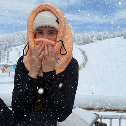 Hooder de couleur pêche. Passe montagne peach for snow days at the mountain.