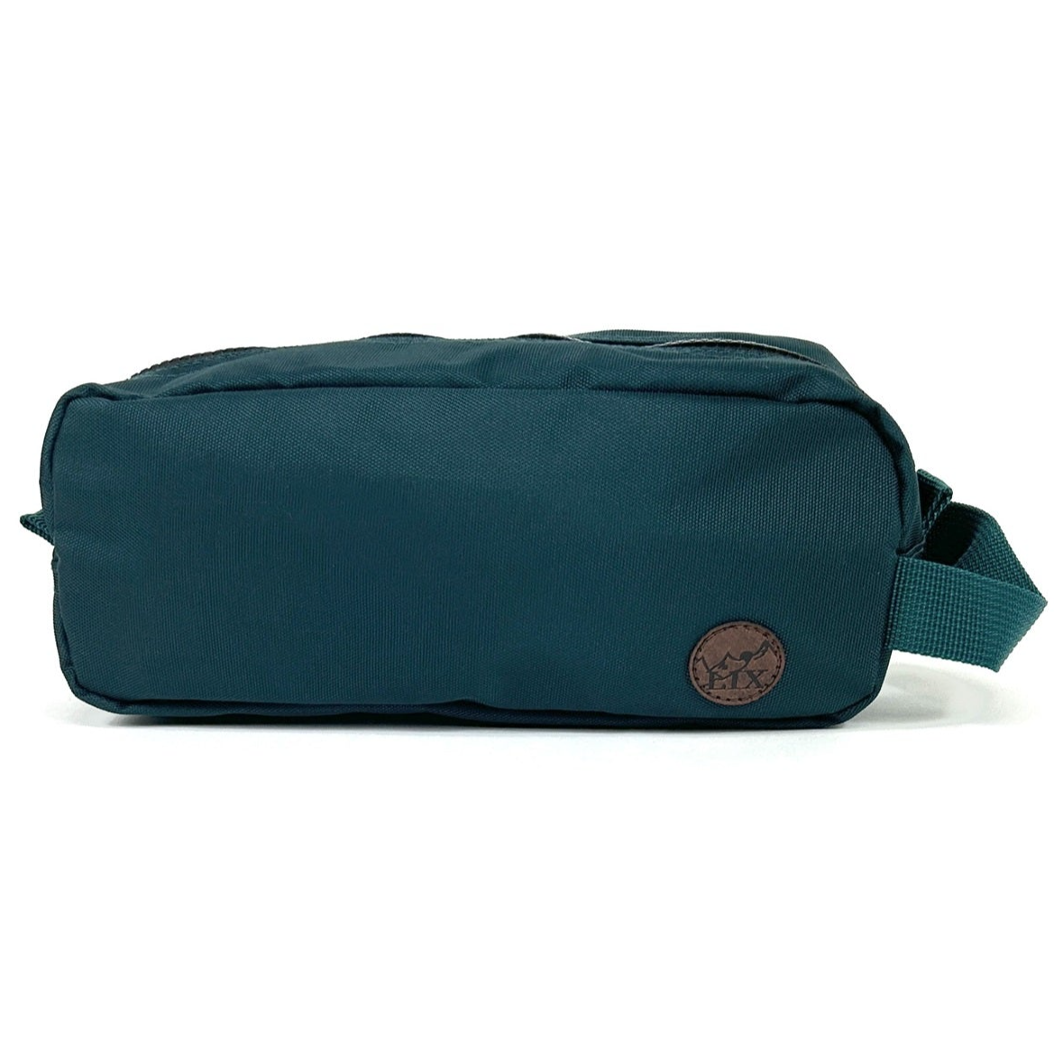 Trousse de voyage de couleur verte émeraude conçu par Lix design une entreprise québécoise. Fais de matières recyclées, de bouteilles de plastique post consommation. Avec logo embossé dans un badge en cuir synthétique de couleur brune.