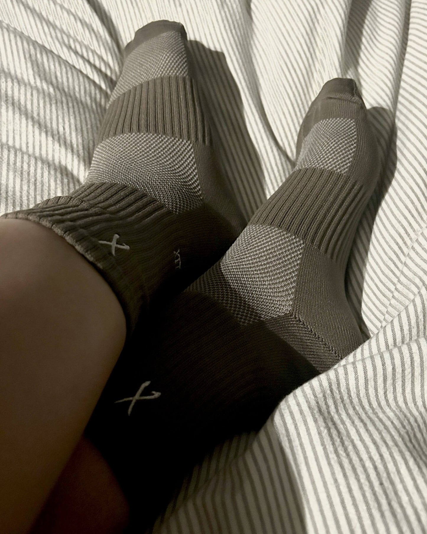 Bas brun court fais de nylon pour les sports. 