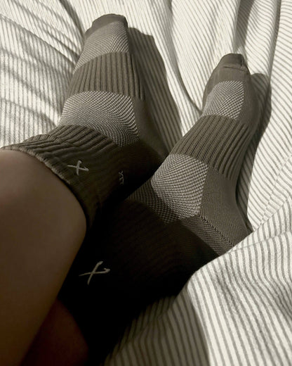 Bas brun court fais de nylon pour les sports. 