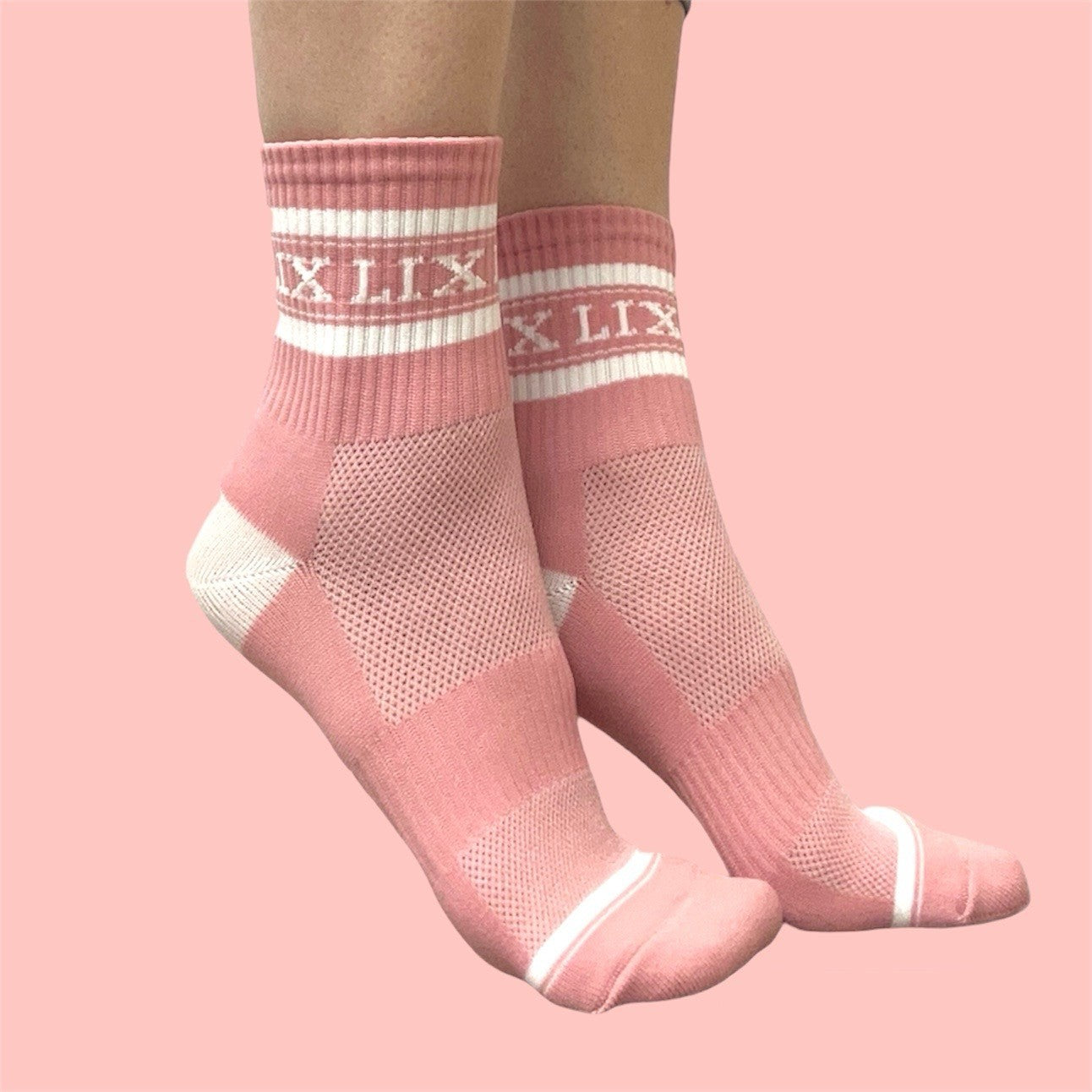 Chaussette de sport conçu par lix design une entreprise québécoise.  Bas faite pour bouger. Bas rose et blanc pour les sports. Partie aéré. Bas outway. Bas robin des bas. Bas nike. 