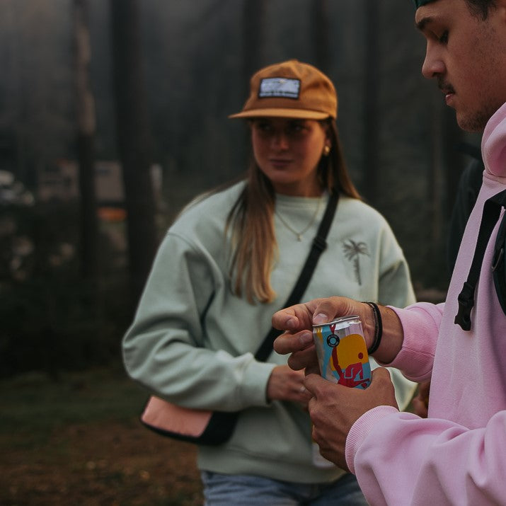 Crewneck vert chandail vert avec palmier brodé au devant. Coton ouaté unisexe de couleur vert menthe. Manche longue.  Intérieur velours. Crewneck chaud vert avec broderie brun. 