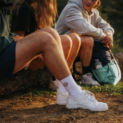 Bas de coton blanc conçu par lix design une entreprise Québécoise. Confortable. Parfait pour les sports. Chaussette sport long. Bas nike. nike socks. 