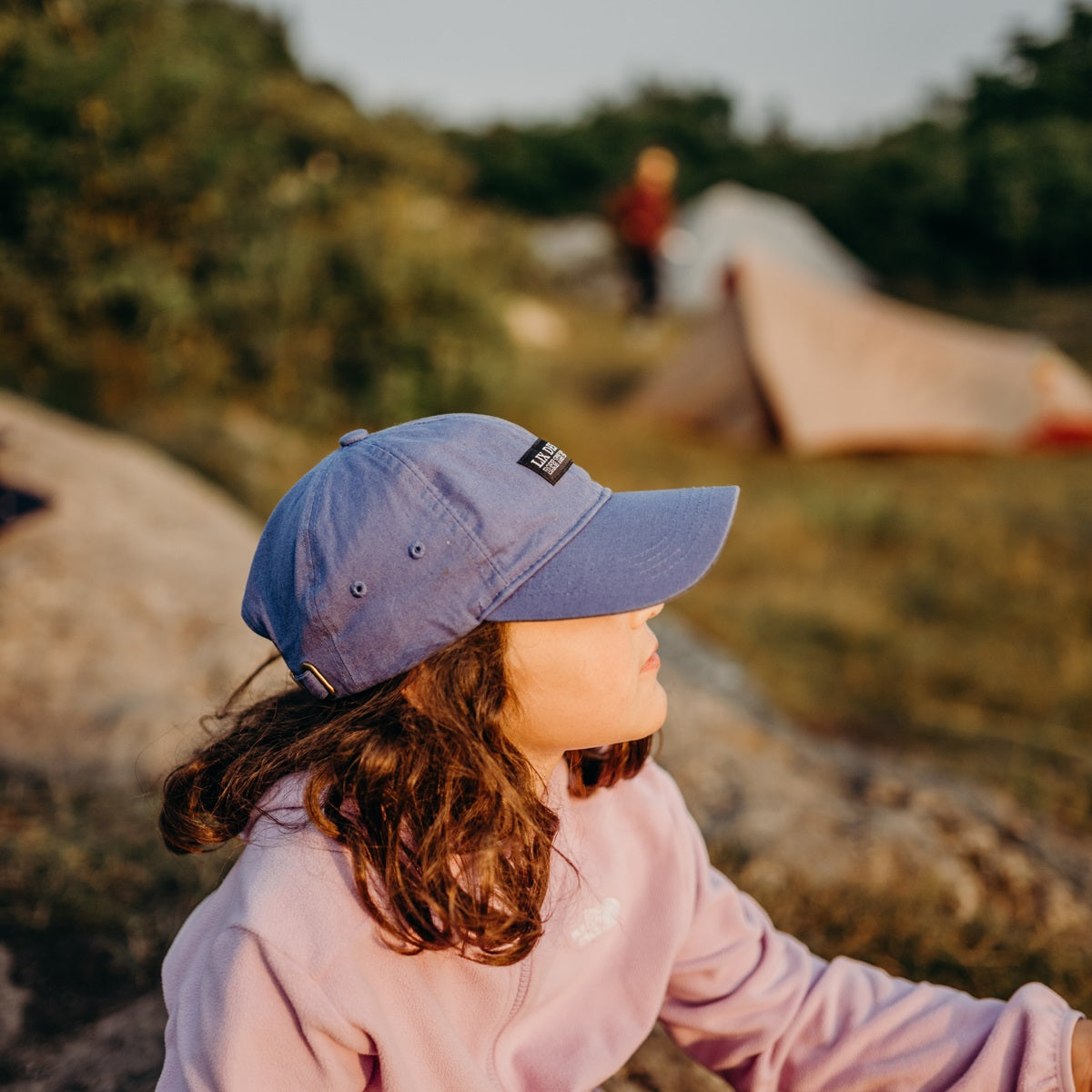 Casquette unisexe bleu de style dad hat souple. Fait de polyester recyclé.  Chapeau de couleur bleu conçu par Lix design une entreprise québécoise. 