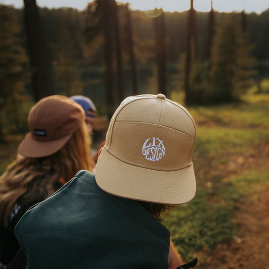 Casquette beige structuré conçu par Lix design une entreprise Québécoise. Fais de matières recyclés.  Chapeau de couleur beige de forme structurer. 