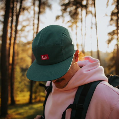 Casquette de couleur verte conçu avec des matières recyclées. Création de Lix design une entreprise Québécoise. Chapeau de camping. 