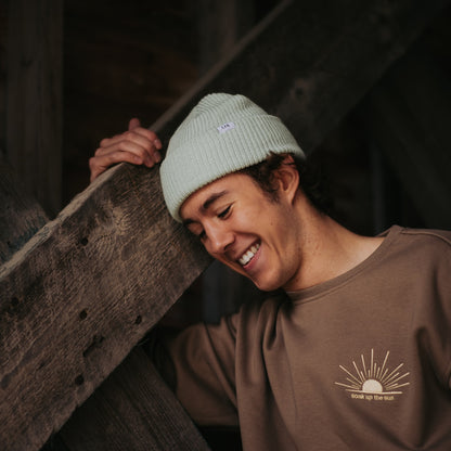 crewneck sun avec intérieur velours de couleur brune et broderie soleil. tuque couleur vert menthe. 