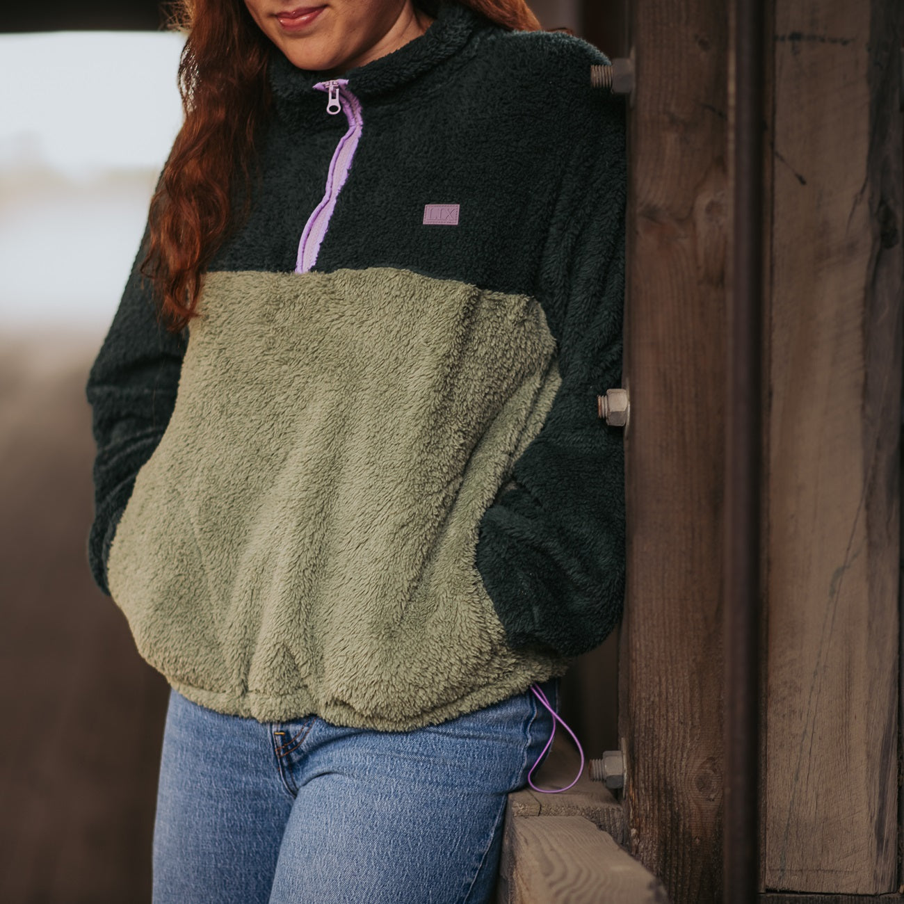 Polar en fleece vert et mauve, lilas. Polar de style année 80 doux et ajustable. Conçu par Lix design une entreprise québécoise. 