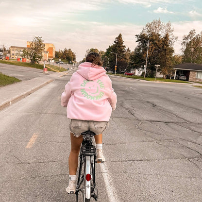 Chandail de couleur rose épais et confortable.  Hoodie rose avec imprimé vert et bonhomme sourire au dos. 