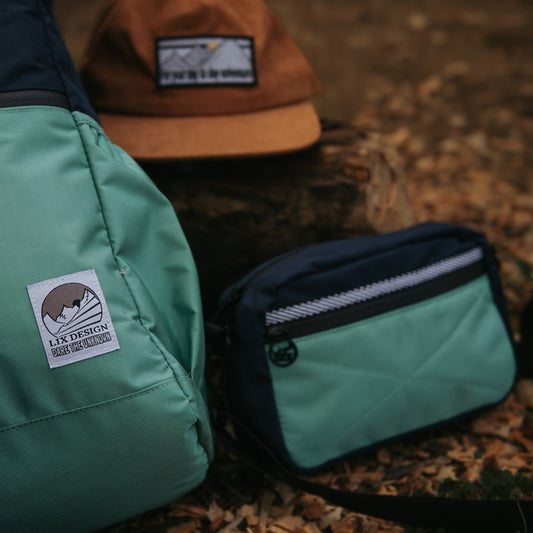 Sac à bandoulière de couleur bleu conçu par Lix design une entreprise Québécoise. Backpack urban. Sac à dos urbain bleu marin. Sac d'école avec attache coulissante. Shoulder bag blue. 