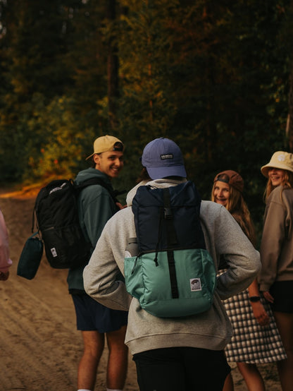 Sac à dos bleu et turquoise conçu par Lix design une entreprise Québécoise. Sac d'école. Sac aventure. Sac recyclé. Canadian brand. Herschel backpack. 