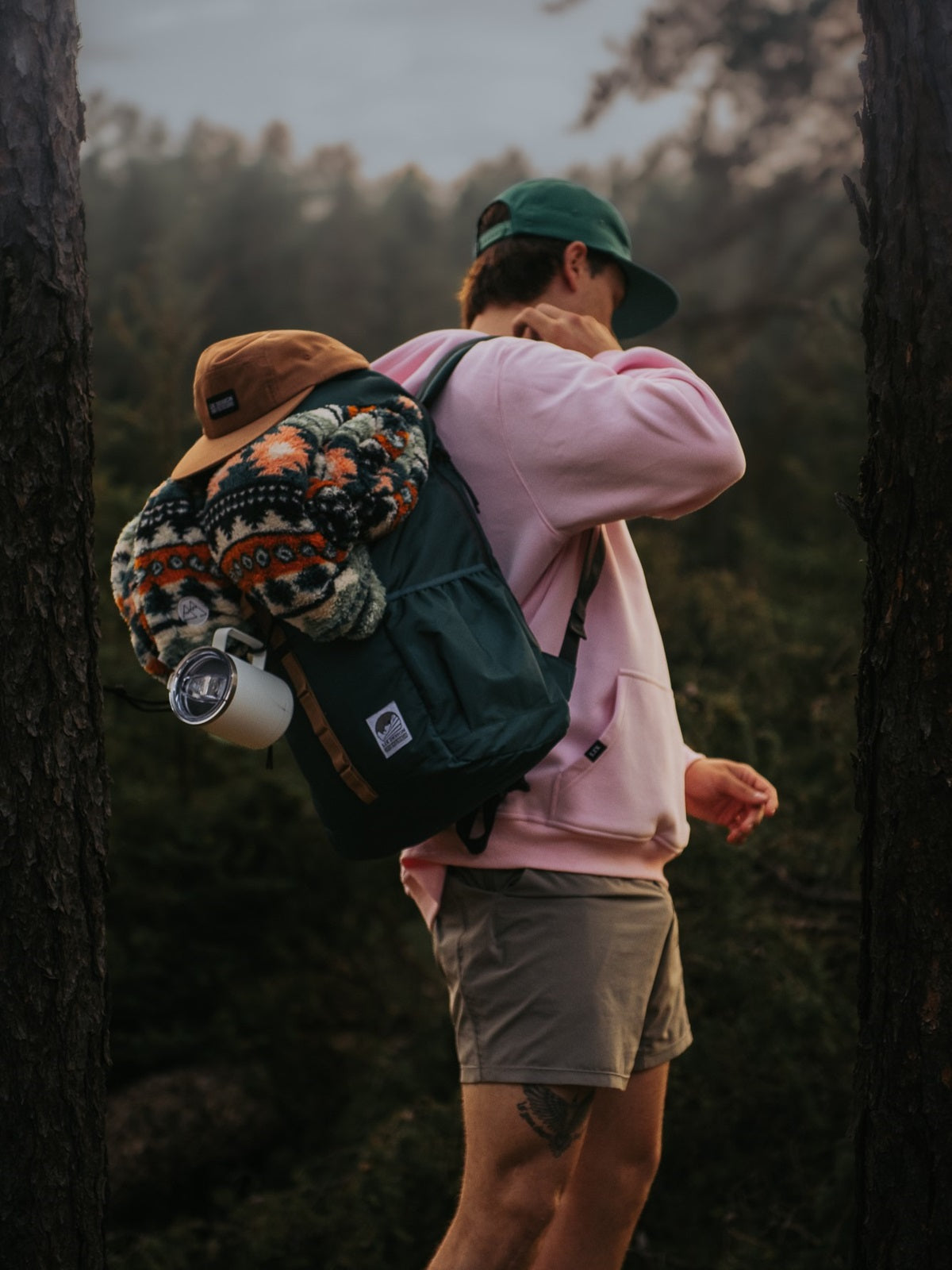 Sac à dos aventure 26L parfait pour tes excursion en forêt.  Couleur vert sarcelle émeraude.  Sac à dos école Herschel. Sac Lavoie. Sac de voyage 26L recyclé. 