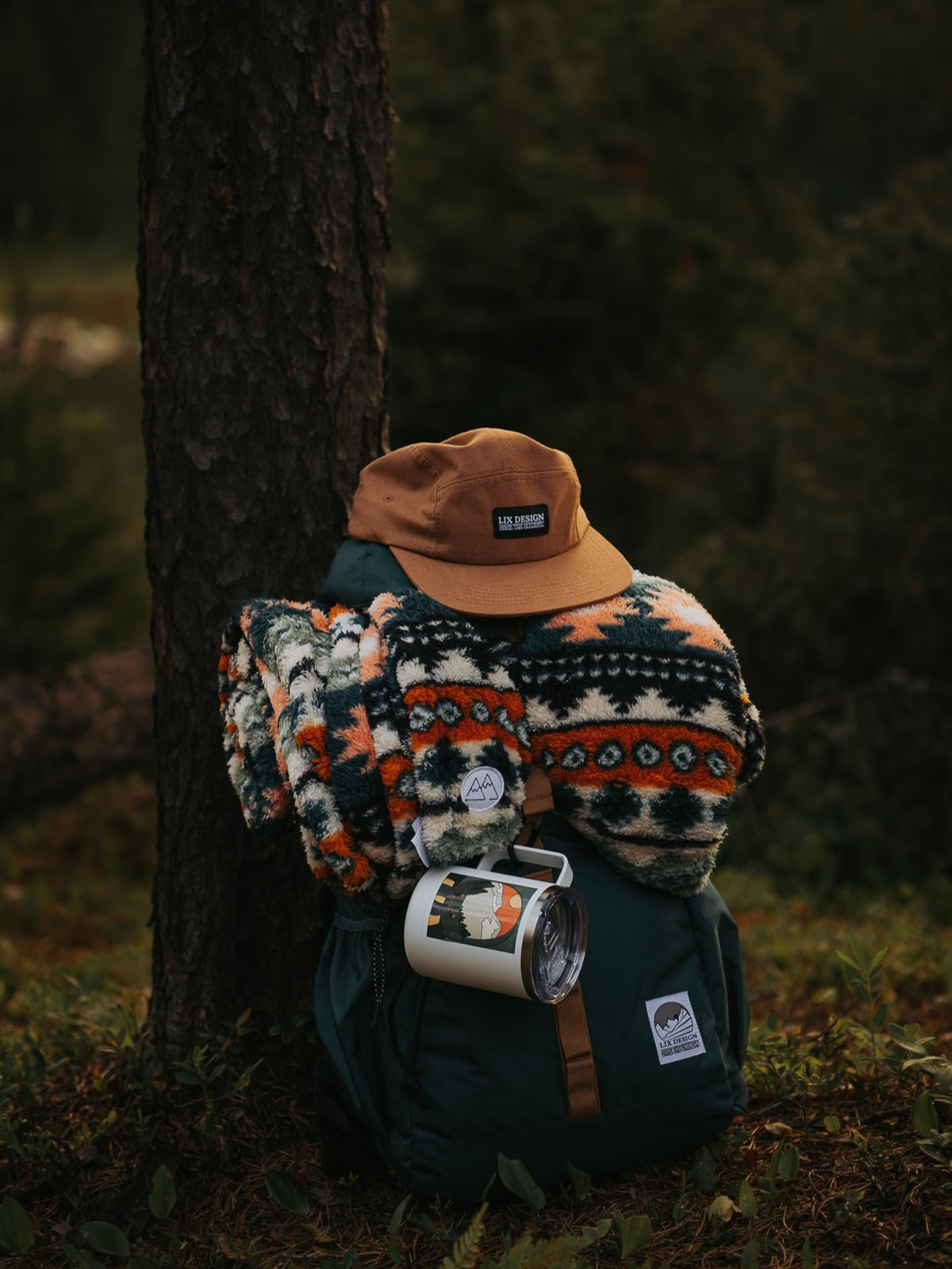 Sac à dos vert sarcelle écoresponsable fait de matières recyclées. Résistant aux intempéries . Conçu par Lix design une entreprise Québécoise. Sac vert et brun. Sac aventure 6L. Sac à dos Lavoie. Herschel backpack. Cotopaxi backpack. Sac the north face. 