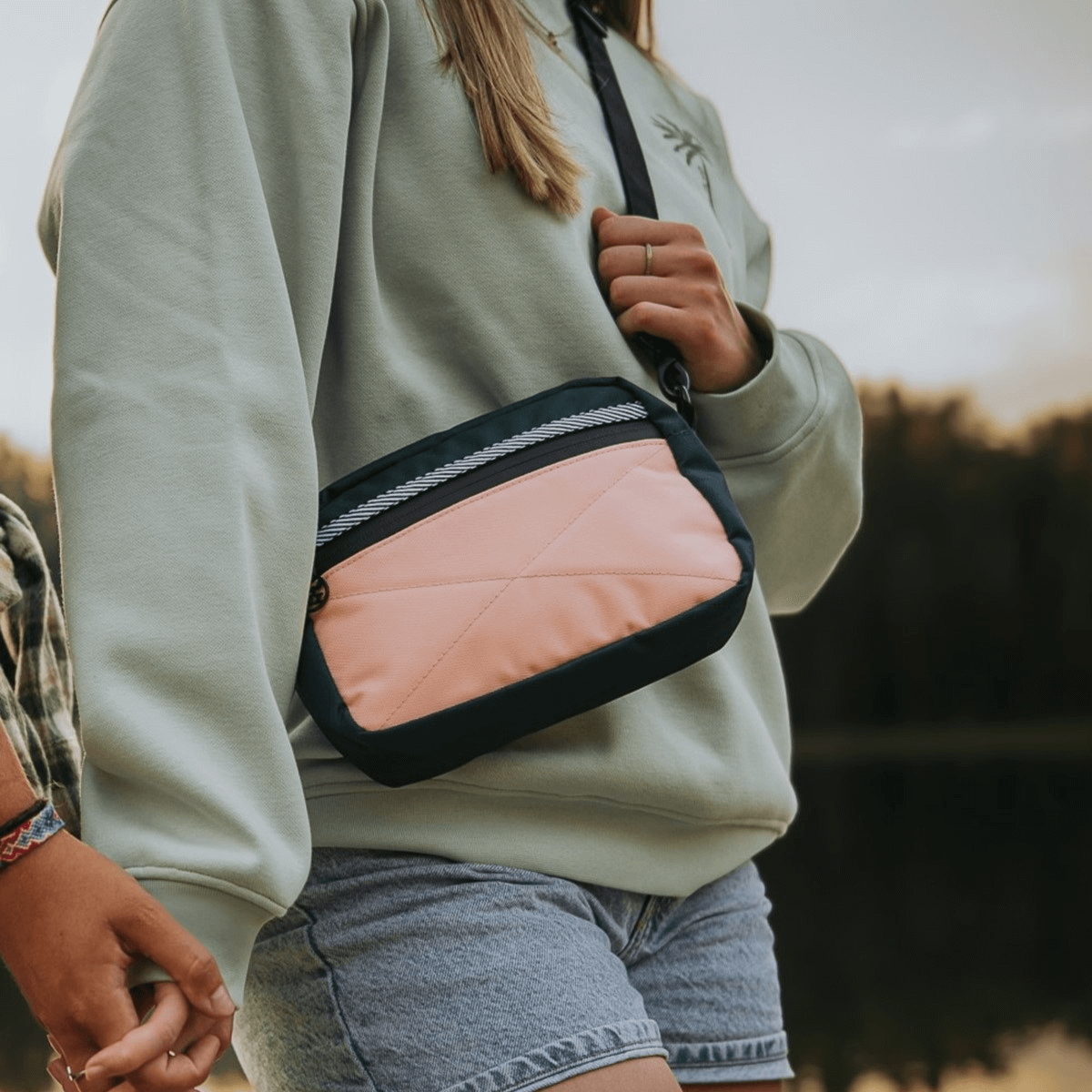 Crewneck vert chandail vert avec palmier brodé au devant. Coton ouaté unisexe de couleur vert menthe. Manche longue. Sac bandoulière vert et rose de marque québécoise conçu par Lix. Canadian brand green shoulder bag.