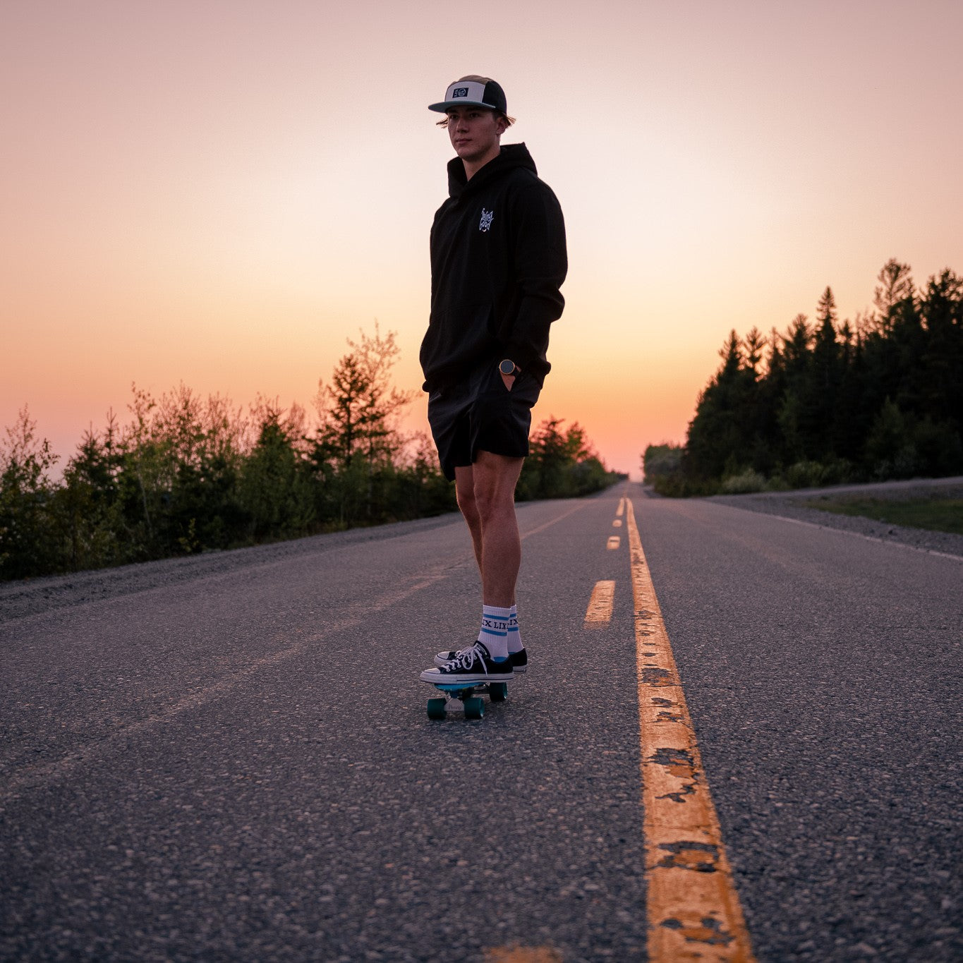 Hoodie unisexe concu au Québec avec intérieur en velours chaud et confortable.