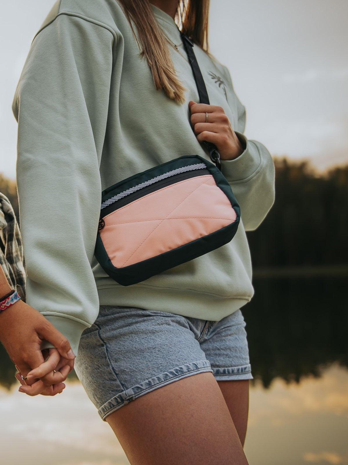 Sac bandoulière de couleur vert et rose conçu par Lix design une entreprise Québécoise. Fait de matières recyclées. Réversible et unisexe. 