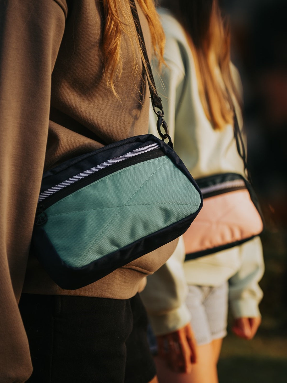 Sac bandoulière de couleur bleu et turquoise. Facilite le transport de tout tes biens. Conçu par Lix design une entreprise Québécoise. 