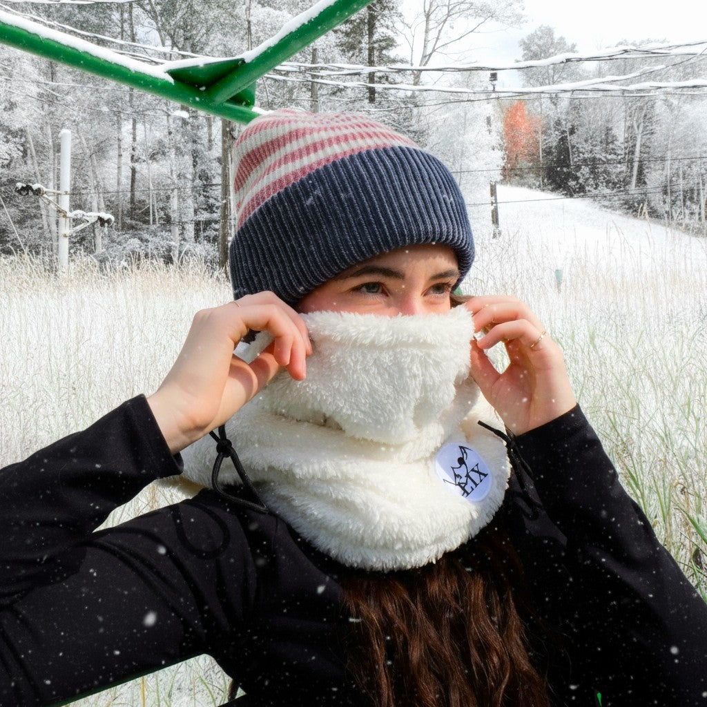 Hooder conçu par une compagnie québécoise pour la montagne. Peut être porté par dessus un casque de ski. 