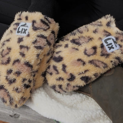 mitaines en léopard fluffy conçu par lix une marque québécoise pour le plein air. 