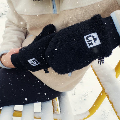 Mitaines noires en fluffy fleece conçu par lix une entreprise canadienne de plein air. 