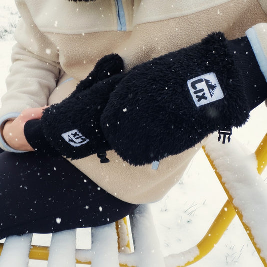 Mitaines noires en fluffy fleece conçu par lix une entreprise canadienne de plein air. 