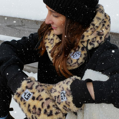 Mitaines et passe montagne léopard conçu pour l'hiver froid du Québec.