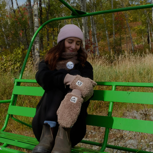 Mitaine brune en fluffy polaire. 