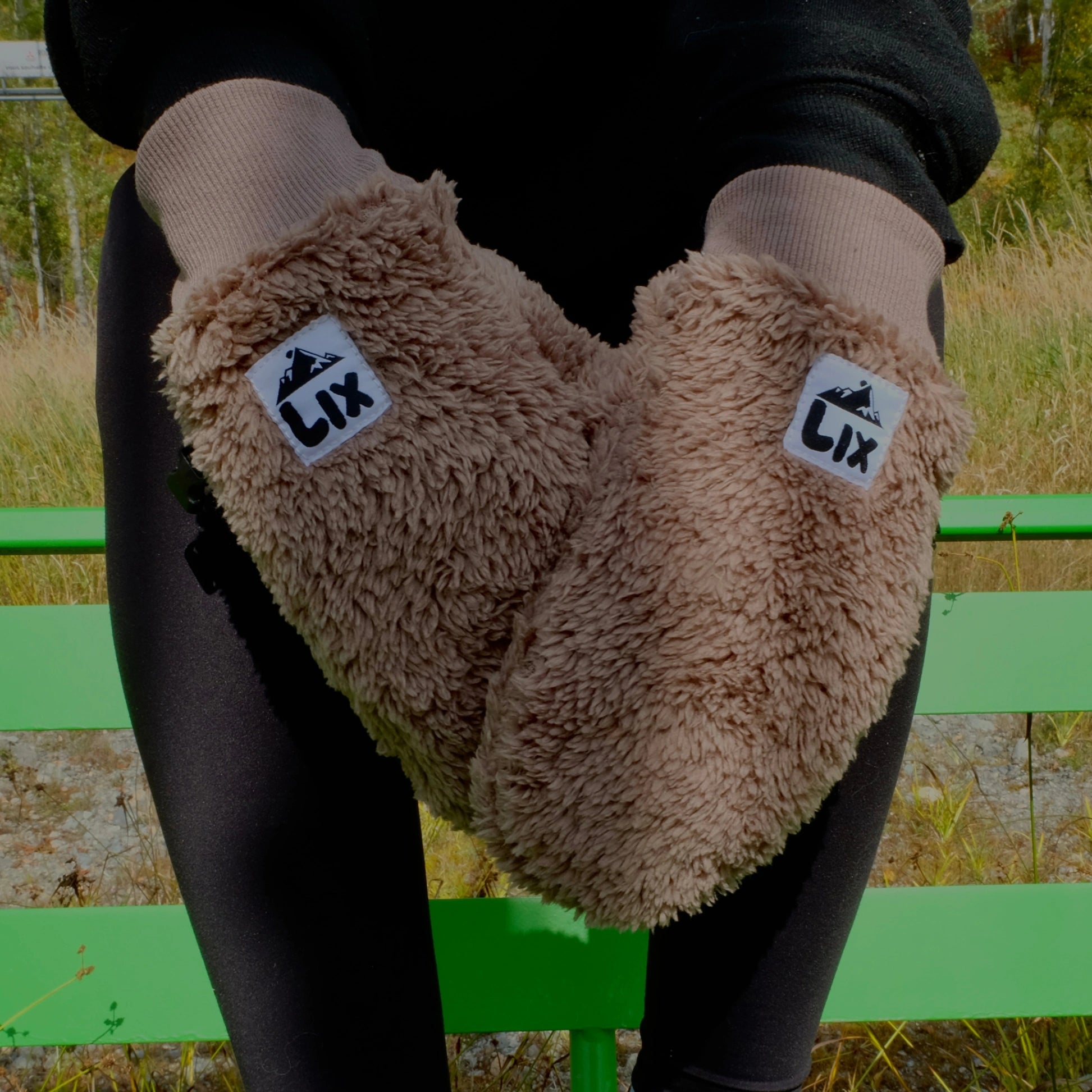 Mitaine brune en fluffy polaire.