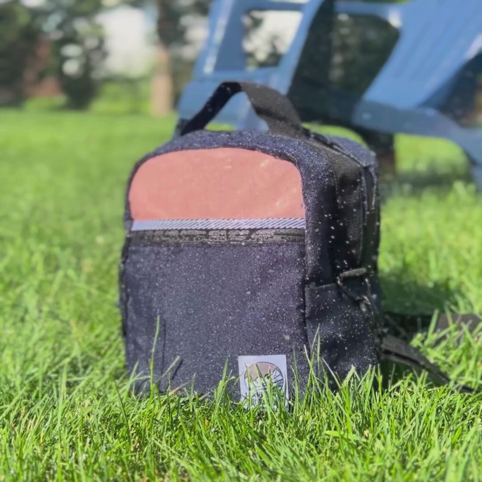 Boite à lunch rose et bleu imperméable conçu par LIX une entreprise Québécoise. 