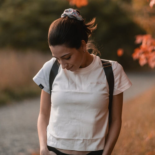 Chandail en coton doux. Crop top fait de coton. T-shirt blanc avec une manche rose et une manche bleue. Fait de coton super doux. Conçu par Lix design une entreprise Québécoise. Inscription ''go with the flow'' brodé en rose sur le devant.