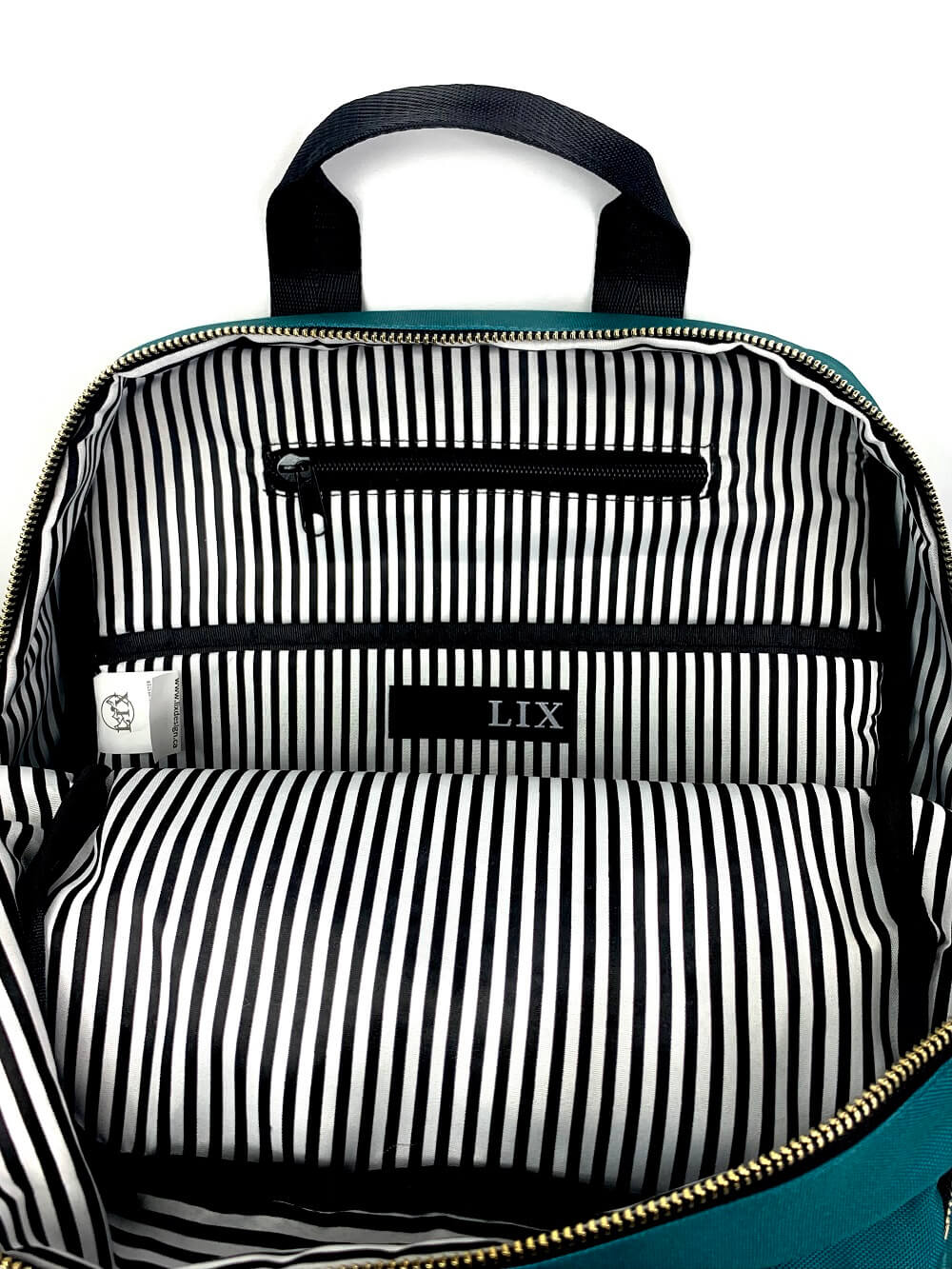 Sac à dos écoresponsable willo bleu verdé. Badge rond en cuir vegan synthétique avec le logo lix design embossé en noir.