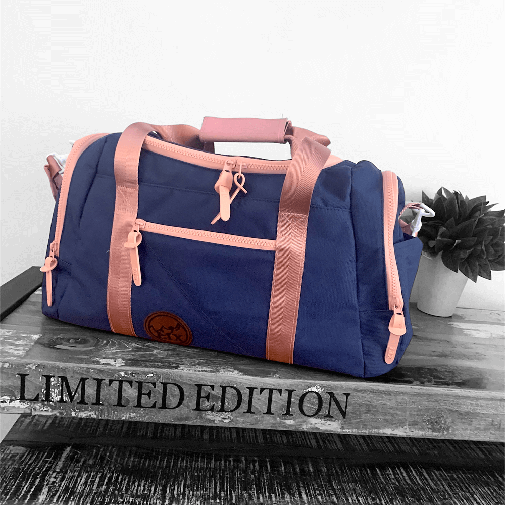 Sac de sport de couleur bleu et rose. Sac avec fond rigide pour faciliter le transport.